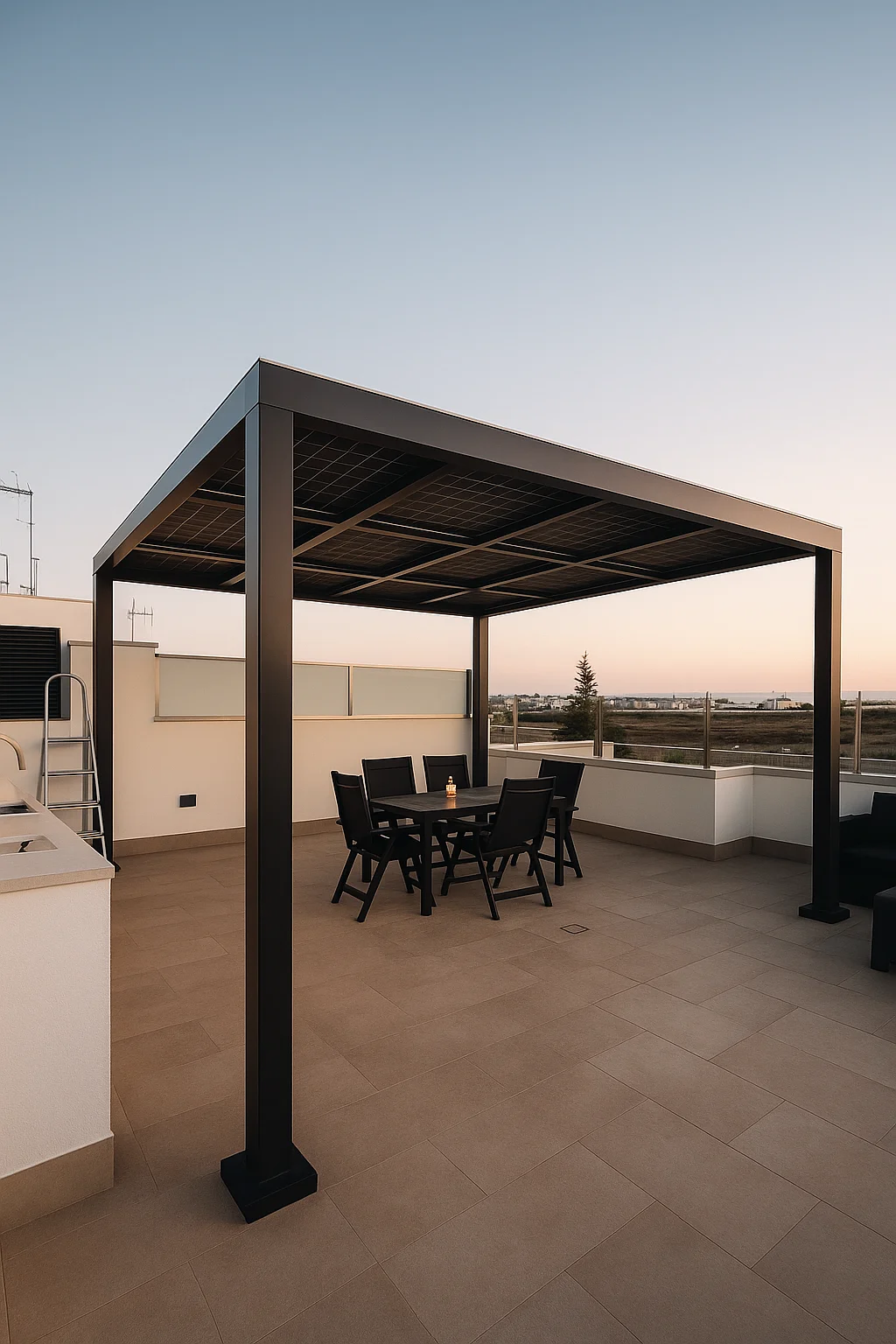 Marquesina fotovoltaica con fascia metálica de alta presencia visual